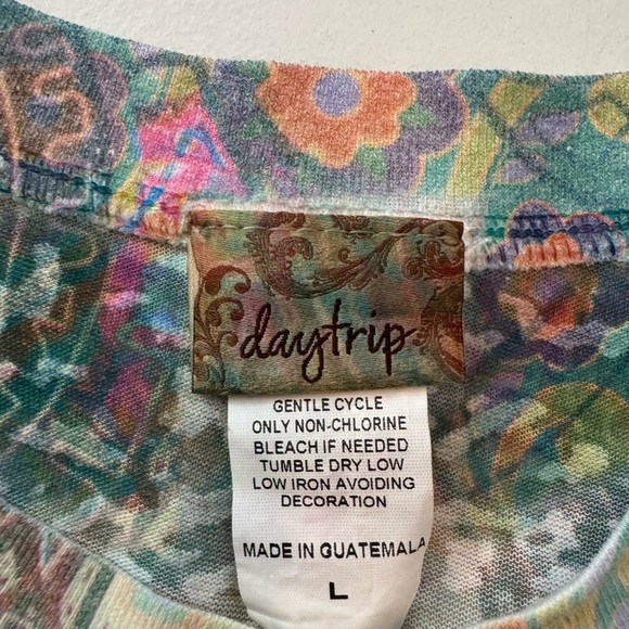 Daytrip Green and Blue Fitted Graphic T-Shirt - Picture 3 of 3